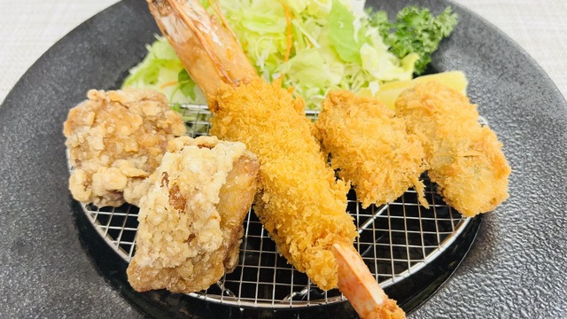 ミックスフライ定食(有頭エビフライ、カキフライ、鶏から揚げ)